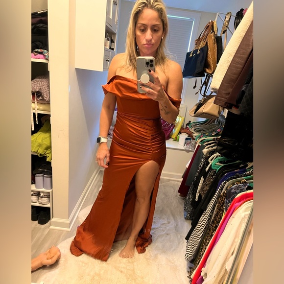 Reposhing this beautiful glamorous orange gown. No stains and worn only once . - Picture 1 of 2